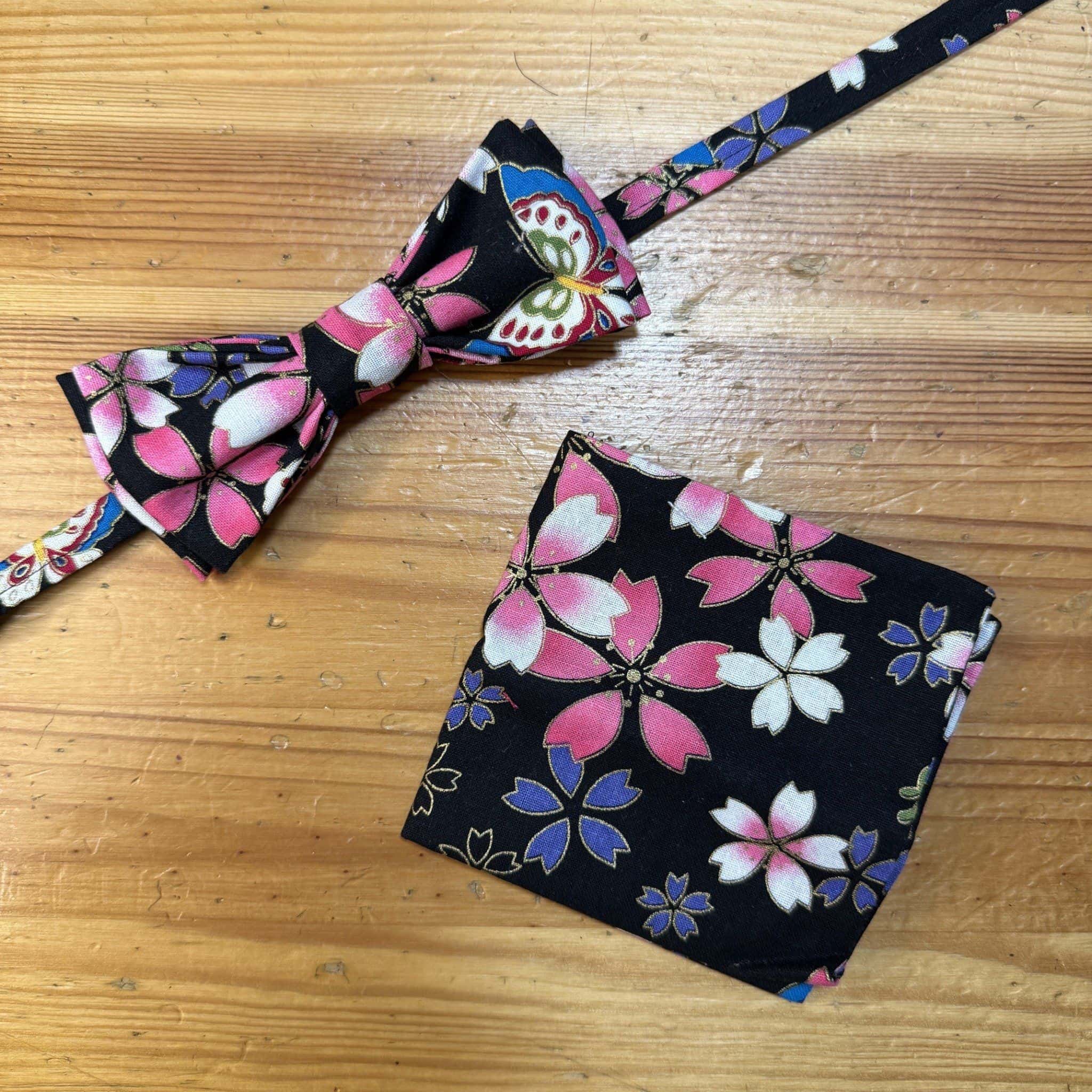 Banda y pañuelo de tela con estampado floral en colores rosa, blanco, azul y negro para accesorios de moda.