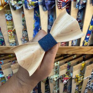 Lazo de madera para mascotas con cinta de tela, ideal para accesorios y decoración.