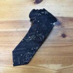 Luva de cocina con estampado de fórmulas matemáticas y astronómicas en color negro.