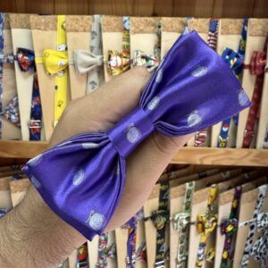 1. Lazo de tela morado con detalles de bola de hilo, estilo elegante y lujoso.