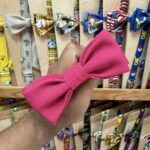 1. Lazo de moda rosa con satén y textura suave para niños y adultos.