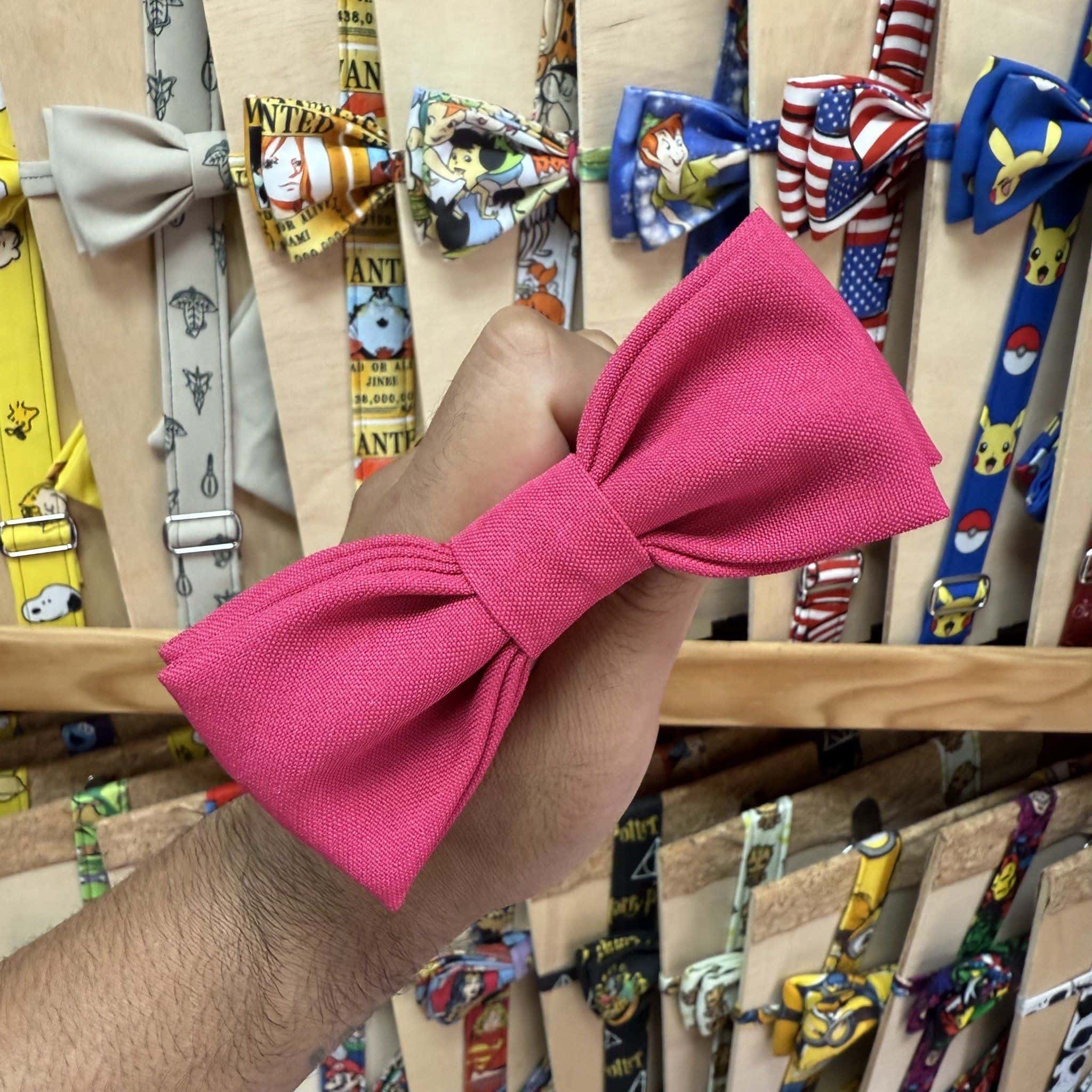 1. Lazo de moda rosa con satén y textura suave para niños y adultos.