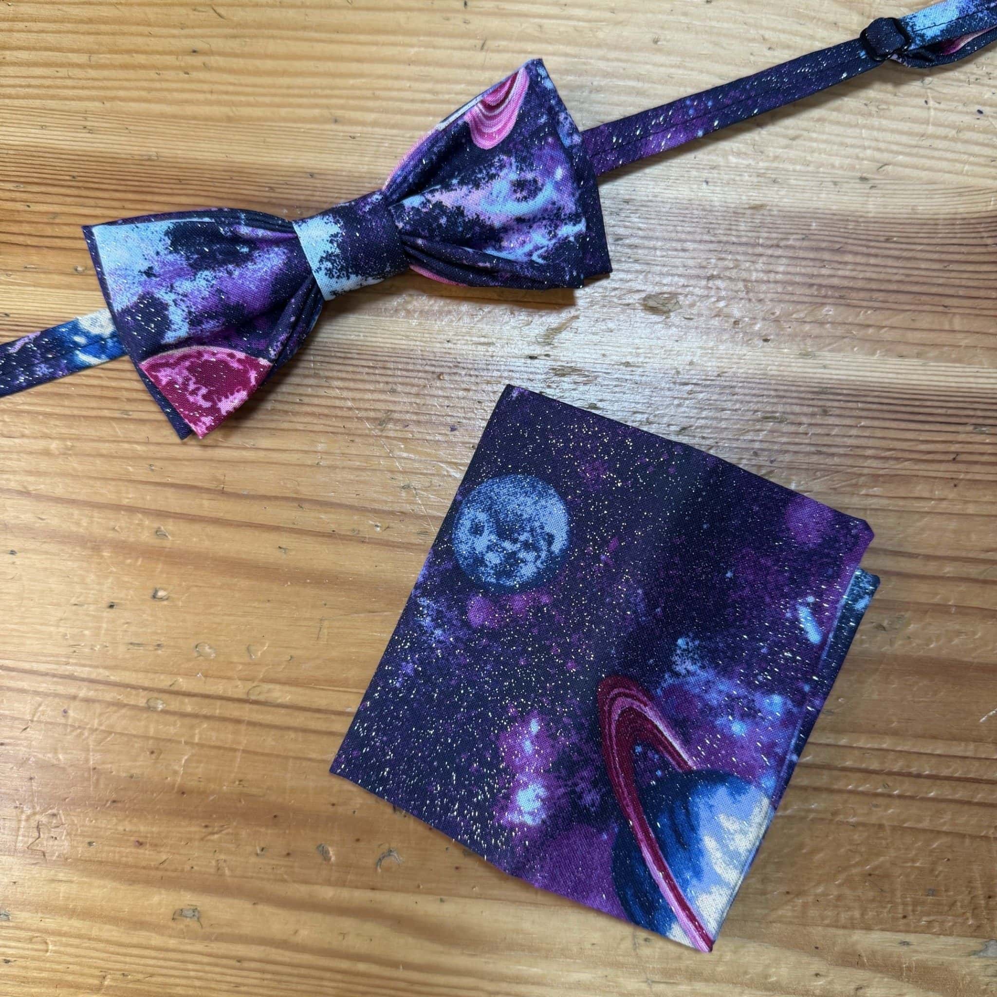 Tocado y pañuelo con diseño espacial y galaxias, accesorios de moda originales y únicos para eventos especiales.