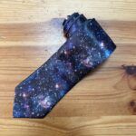 Cartera con diseño de galaxia y estrellas, accesorios de moda únicos y originales.