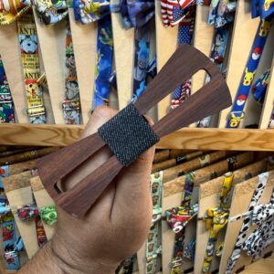 1. Varita de madera para niños con tela ajustable, accesorios de calidad y diseño atractivo.