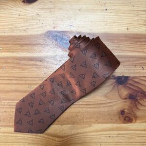 Cinta de tela marrón con logo Triángulo negro, ideal para accesorios de moda y regalos.
