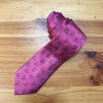 Tiemda rosa con patrones de triángulos negros, ideal para accesorios de moda y estilo.