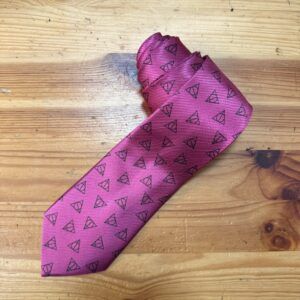 Tiemda rosa con patrones de triángulos negros, ideal para accesorios de moda y estilo.