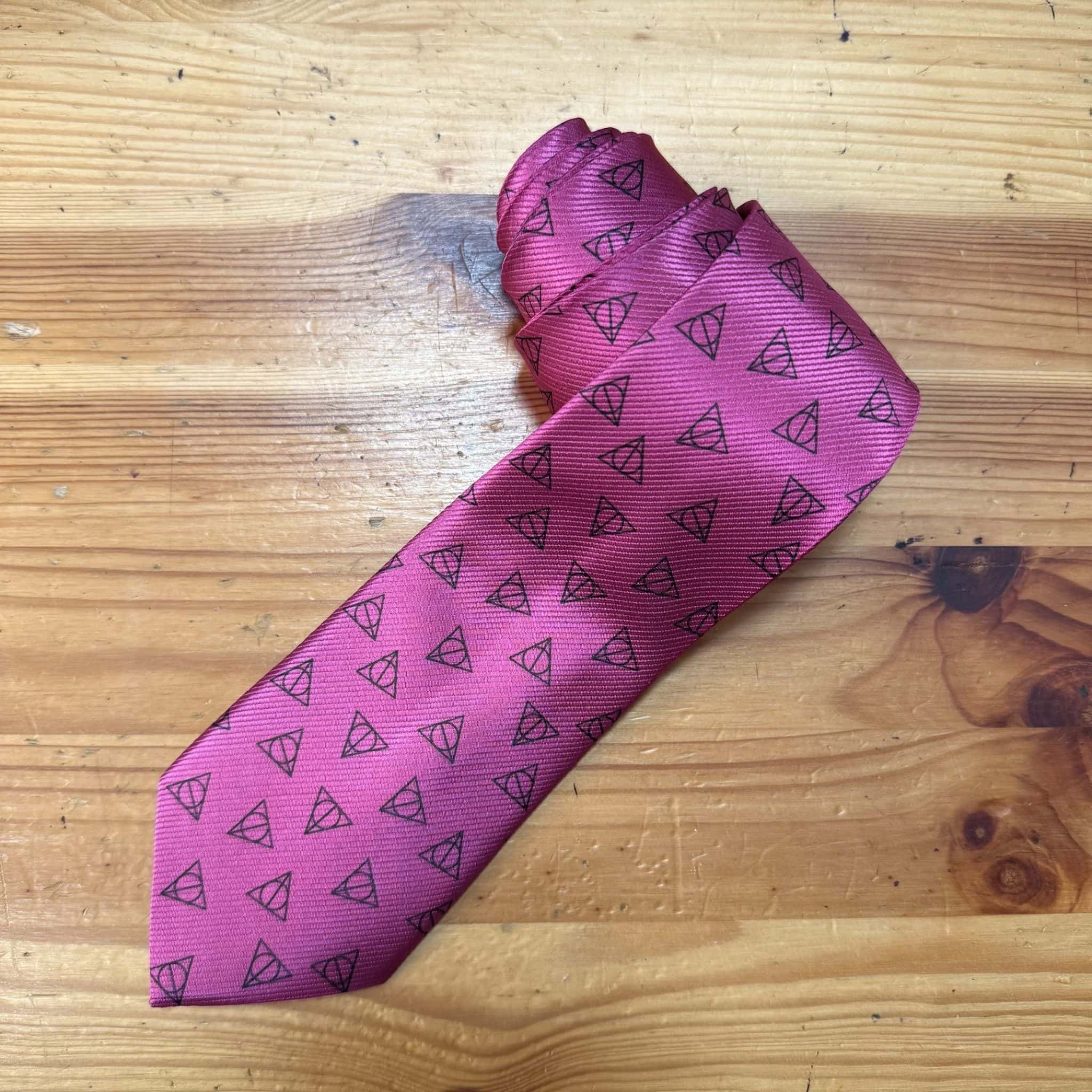 Tiemda rosa con patrones de triángulos negros, ideal para accesorios de moda y estilo.