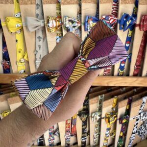 Cinta de tela estampada con diseño colorido y líneas, accesorio de moda para mascotas en Carmenatis.