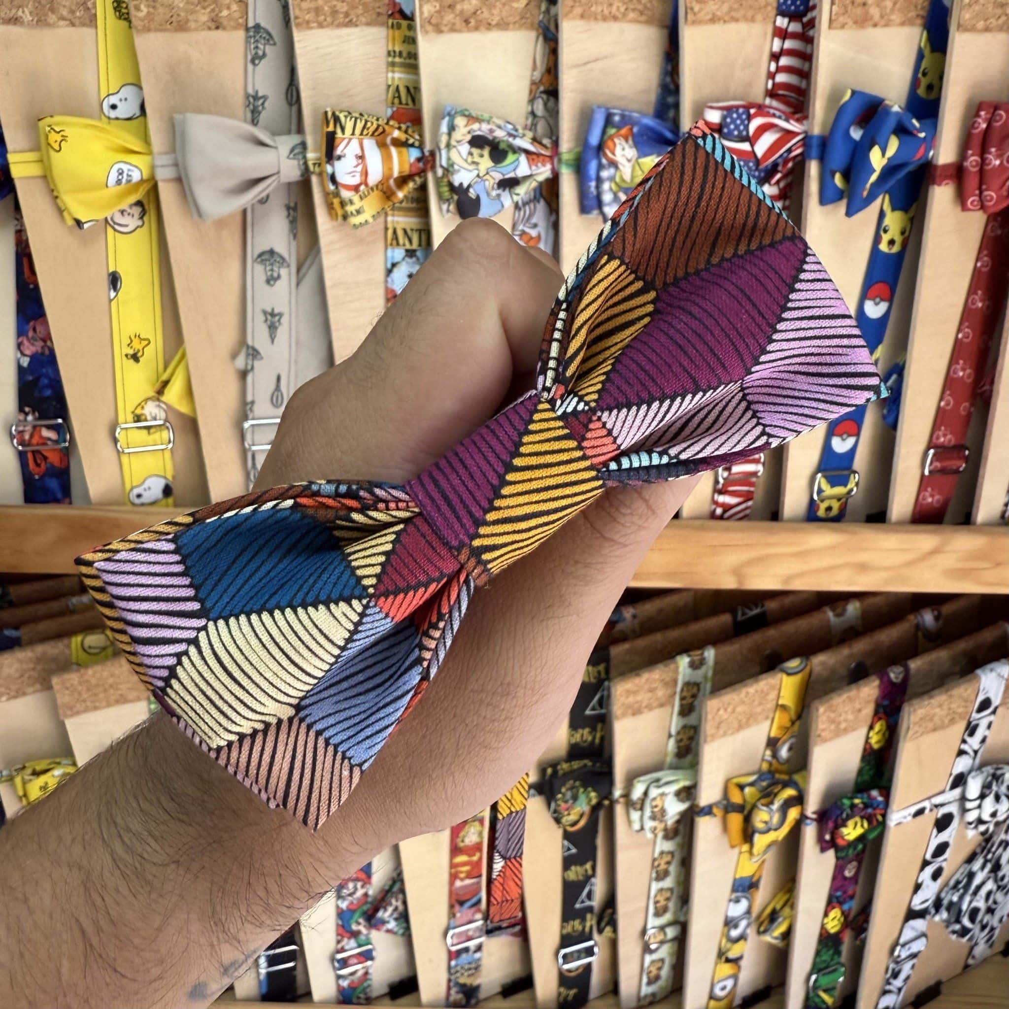 Cinta de tela estampada con diseño colorido y líneas, accesorio de moda para mascotas en Carmenatis.
