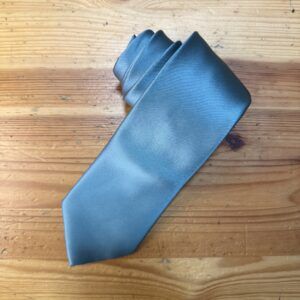 Elegante corbata de satén azul para ocasiones formales y eventos especiales.