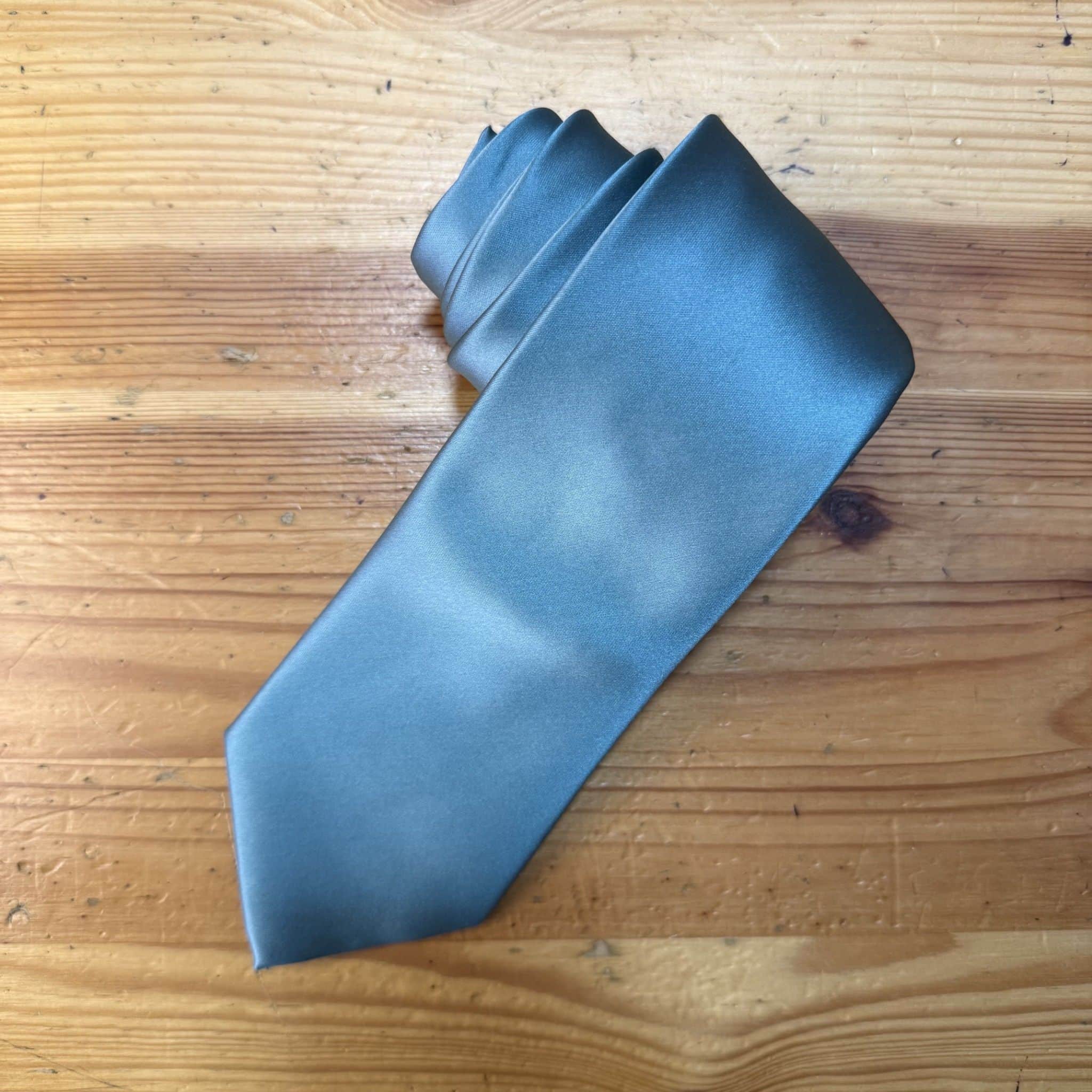 Elegante corbata de satén azul para ocasiones formales y eventos especiales.