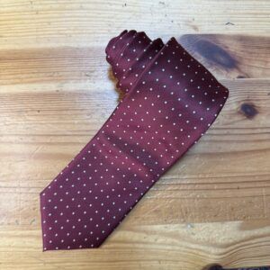 Corbata burdeos con puntos blancos, diseño elegante y sofisticado para eventos formales y profesionales.