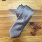 Corbata gris seda elegante para ocasiones formales y negocios, hecha a mano por Carmenatis.
