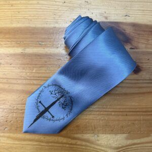 Corbata azul de seda con logo de árbol y herramientas de carpintería, perfecta para eventos formales y profesionales.