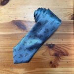 1. Corbata de seda azul con estampado de paraguas y barcos, elegante y moderna para hombres.