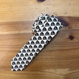 1. Corbata de diseño geométrico en blanco y negro, elegante y moderna.