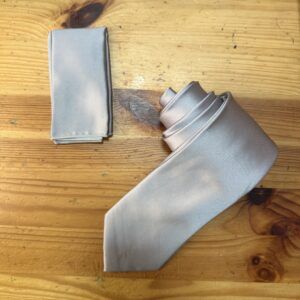 Alto: Corbata gris seda para eventos y ocasiones formales.