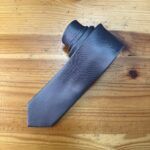 Corbata de seda negra elegante para ocasiones formales y eventos especiales.