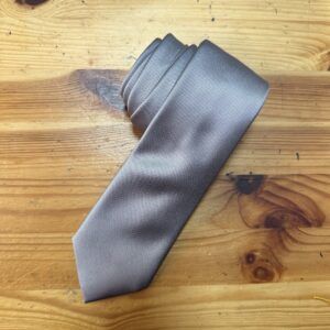 Corbata gris elegante, estilo formal y moderno, en excelente estado, ideal para eventos y trabajo.