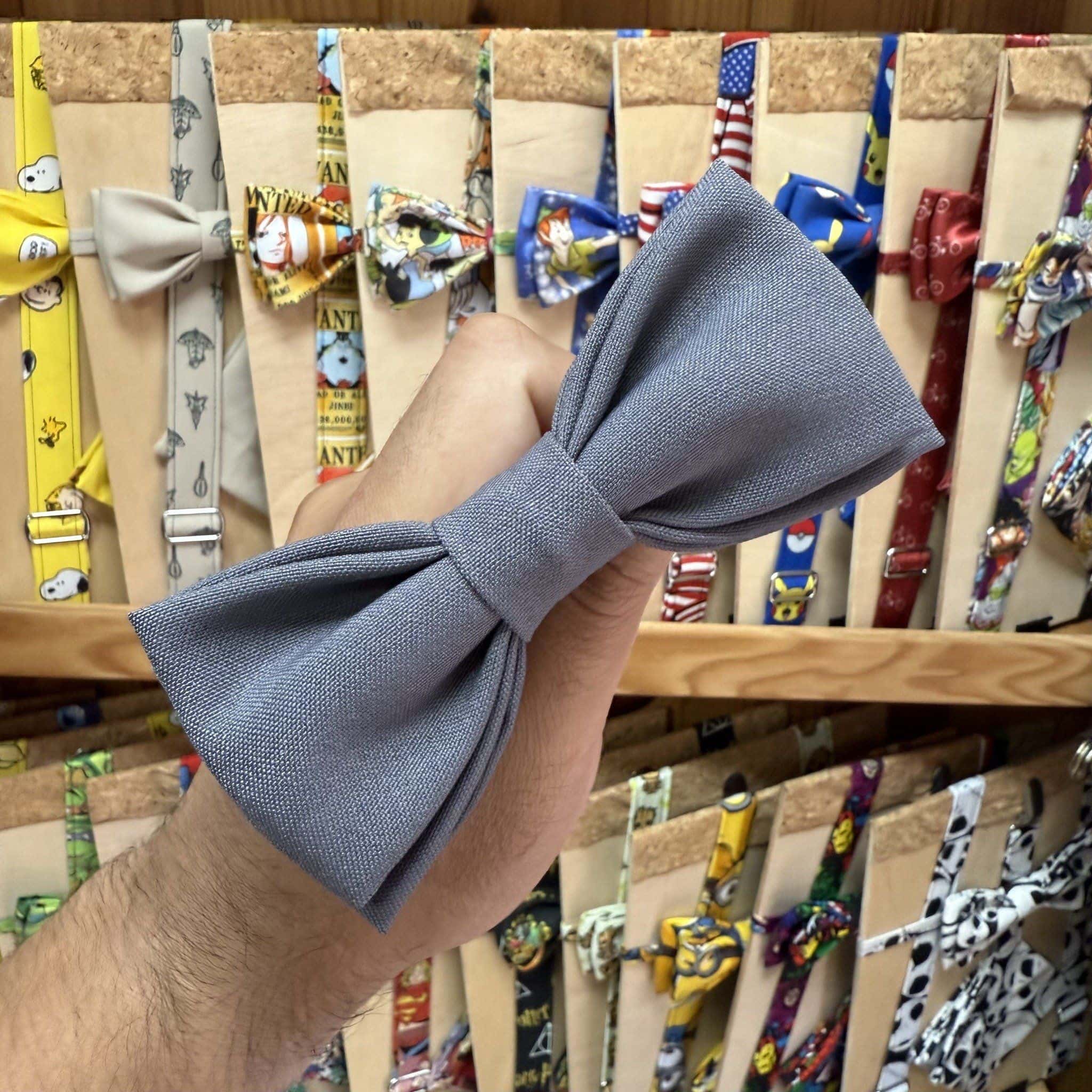 1. Lazo gris de tela en tienda de accesorios para cabello con variedad de lazos divertidos.