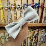 1. Lazo de tela beige con acabado elegante y suave, adecuado para accesorios de moda y peinados.