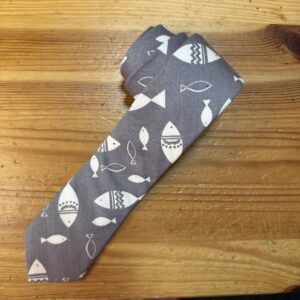 Pañuelo de tela con estampado de peces en color gris y blanco, ideal para accesorios de moda y accesorios de playa.