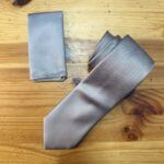 Corbata gris satin con acabado liso y elegante, perfecta para ocasiones formales y profesionales.