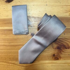 Corbata gris satin con acabado liso y elegante, perfecta para ocasiones formales y profesionales.