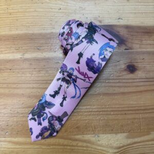 Díptico de tela con ilustraciones de personajes de anime y videojuegos en tonos rosas y morados.