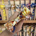 1. Accesorio para cabello con estampado de anime y superhéroes, ideal para fans de la cultura pop.