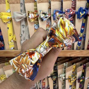 1. Accesorio para cabello con estampado de anime y superhéroes, ideal para fans de la cultura pop.