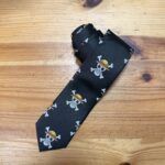 Diadema de tela con diseño de calaveras y sombrero, accesorios de moda para mujer, estilo único y original.