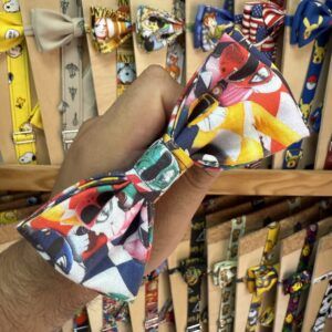 Cinta para cabello con estampado de personajes de dibujos animados, ideal para fanáticos y accesorios divertidos.