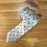 Corbata gris con motivos de instrumentos musicales, elegante y moderna para toda ocasión.