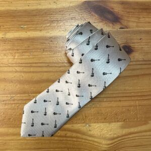 Corbata gris con motivos de instrumentos musicales, elegante y moderna para toda ocasión.