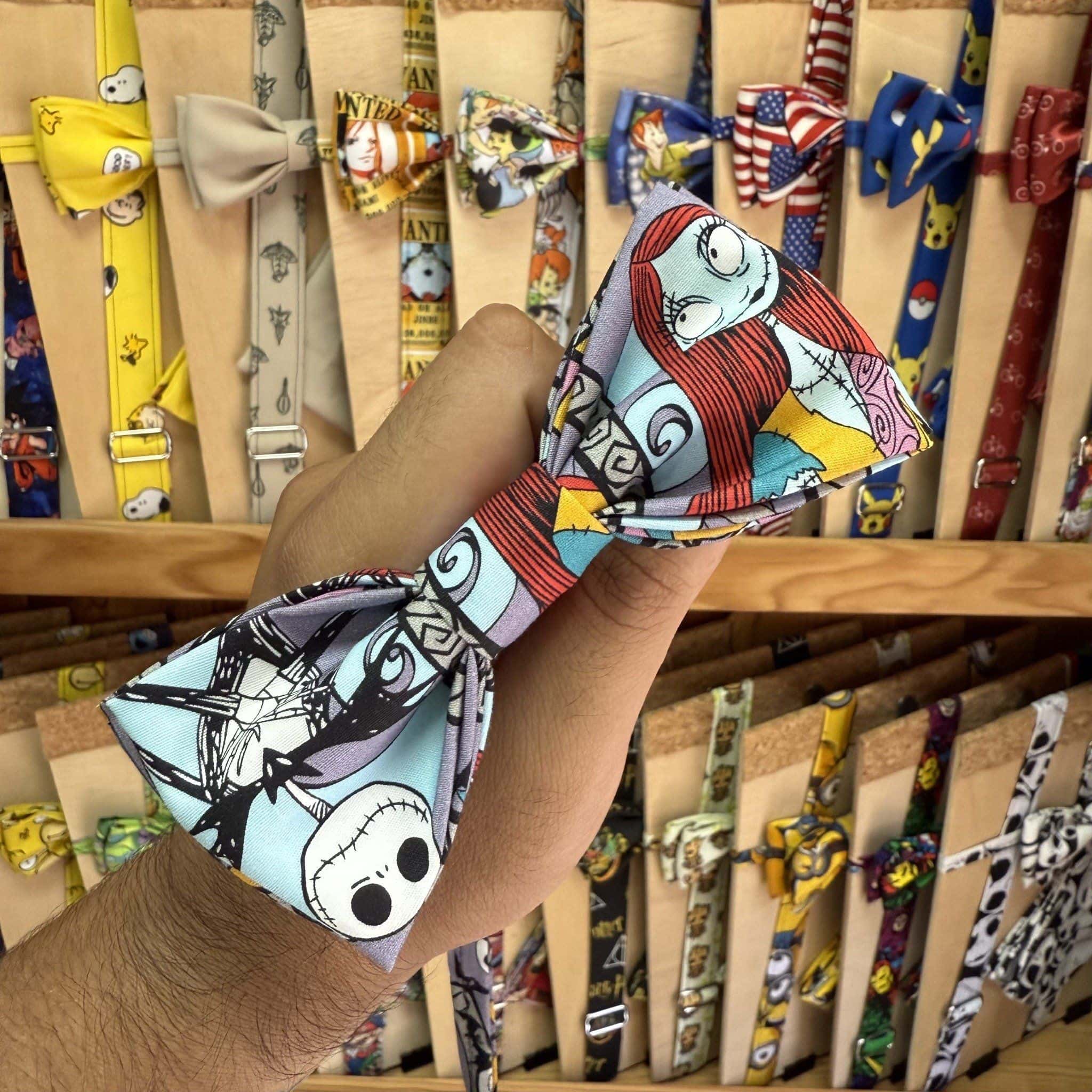Colorido cinta para peinado con personajes de dibujos, ideal para accesorios de moda y disfraces infantiles.