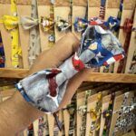 Banda para cabello estampada con personajes de DC Comics y Marvel, ideal para accesorios divertidos y modernos.