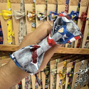 Banda para cabello estampada con personajes de DC Comics y Marvel, ideal para accesorios divertidos y modernos.