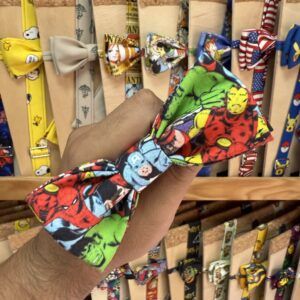 1. Lazo de tela con personajes de superhéroes para niños, estampado colorido y divertido.