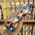 Lazo de pañuelo con temática de superhéroes y personajes de dibujos animados, ideal para accesorios de moda infantil y colección.