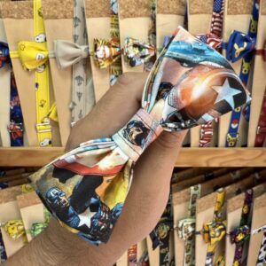 Lazo de pañuelo con temática de superhéroes y personajes de dibujos animados, ideal para accesorios de moda infantil y colección.
