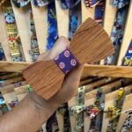 Pulsera de madera estilo mariposa con tela de Capitán América para niños y adultos. Diseño divertido y resistente, ideal para accesorios únicos.