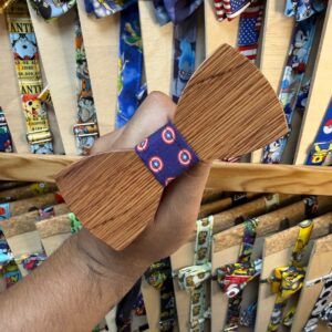 Pulsera de madera estilo mariposa con tela de Capitán América para niños y adultos. Diseño divertido y resistente, ideal para accesorios únicos.