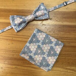 Navaja y pañuelo de tela con diseño de corazones y hexágonos en tonos pastel, accesorios de moda femenina elegante y original.