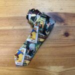 Cinta de tela con estampado de cómics y sellos vintage, ideal para accesorios de moda artesanal.