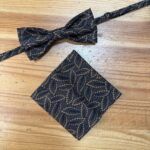 Cinta y pañuelo de tela con estampado de hojas en negro y beige para accesorios de moda.