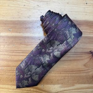 Banda de seda con estampado floral en tonos morados y gris, ideal para accesorios de moda y decoración.