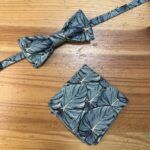 Lazo de corbata y pañuelo con estampado tropical de hojas en tonos azules para mujer.